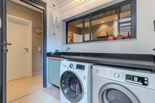 Comprar apartamento mobiliado com 3 quartos. — Área de serviço