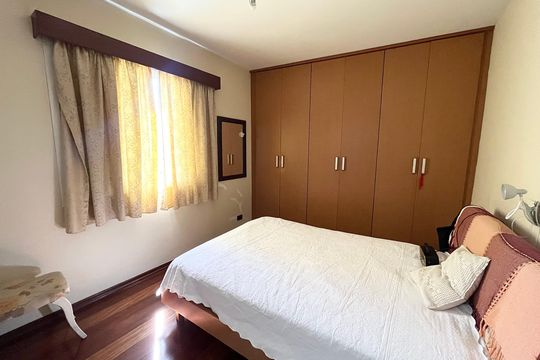 Casa no Parque Peruche com 3 quartos, varanda e permite animais. Ideal para compra. — Quarto