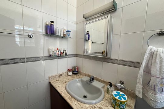 Casa no Parque Peruche com 3 quartos, varanda e permite animais. Ideal para compra. — Banheiro
