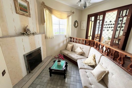 Casa no Parque Peruche com 3 quartos, varanda e permite animais. Ideal para compra. — Sala