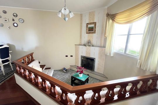 Casa no Parque Peruche com 3 quartos, varanda e permite animais. Ideal para compra. — Sala