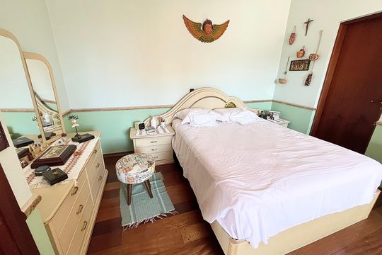 Casa no Parque Peruche com 3 quartos, varanda e permite animais. Ideal para compra. — Suite