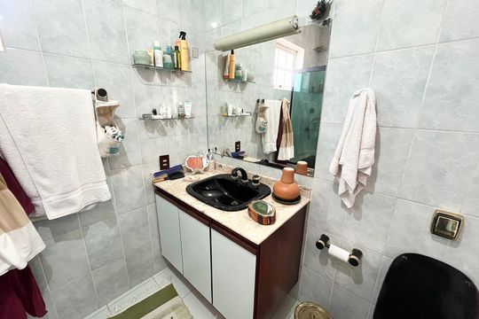 Casa no Parque Peruche com 3 quartos, varanda e permite animais. Ideal para compra. — Banheiro suíte
