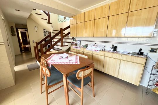 Casa no Parque Peruche com 3 quartos, varanda e permite animais. Ideal para compra. — Cozinha