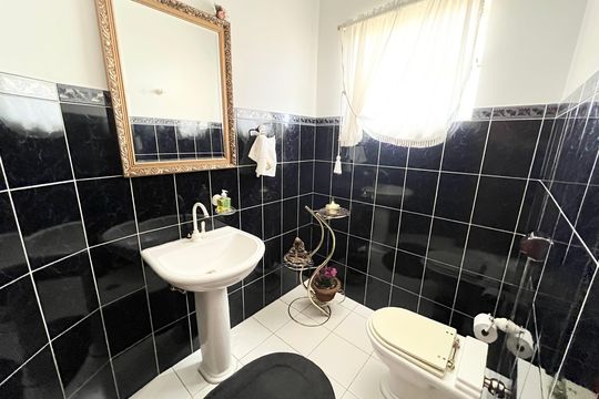 Casa no Parque Peruche com 3 quartos, varanda e permite animais. Ideal para compra. — Lavabo