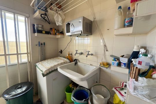 Casa no Parque Peruche com 3 quartos, varanda e permite animais. Ideal para compra. — Área de Serviço