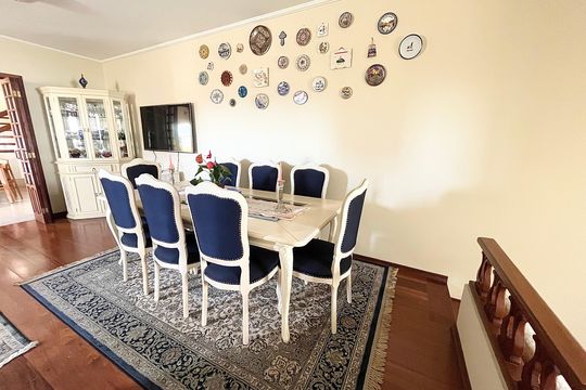 Casa no Parque Peruche com 3 quartos, varanda e permite animais. Ideal para compra. — Sala