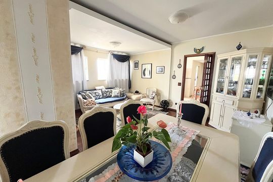 Casa no Parque Peruche com 3 quartos, varanda e permite animais. Ideal para compra. — Sala