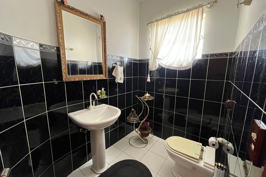 Casa no Parque Peruche com 3 quartos, varanda e permite animais. Ideal para compra. — Lavabo