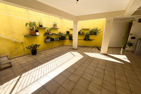 Casa no Parque Peruche com 3 quartos, varanda e permite animais. Ideal para compra. — Salão de festas