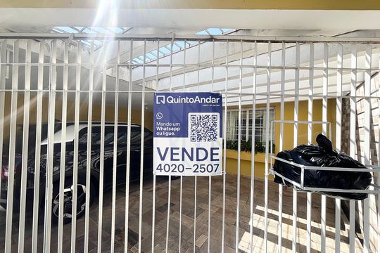 Casa no Parque Peruche com 3 quartos, varanda e permite animais. Ideal para compra. — Fachada - placa instalada
