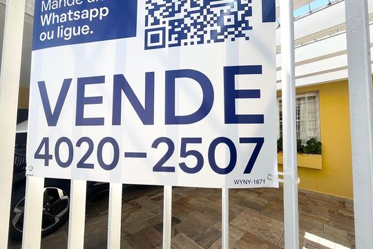 Casa no Parque Peruche com 3 quartos, varanda e permite animais. Ideal para compra. — Código placa