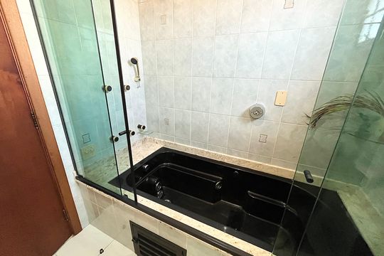 Casa no Parque Peruche com 3 quartos, varanda e permite animais. Ideal para compra. — Banheiro suite