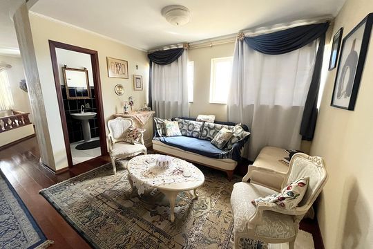 Casa no Parque Peruche com 3 quartos, varanda e permite animais. Ideal para compra. — Sala