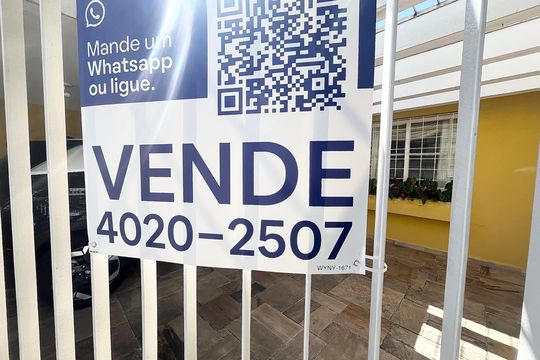 Casa no Parque Peruche com 3 quartos, varanda e permite animais. Ideal para compra. — Código placa