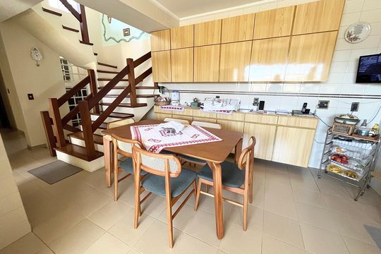 Casa no Parque Peruche com 3 quartos, varanda e permite animais. Ideal para compra. — Cozinha