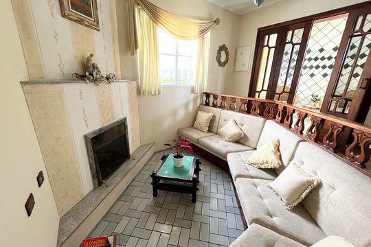 Casa no Parque Peruche com 3 quartos, varanda e permite animais. Ideal para compra. — Sala