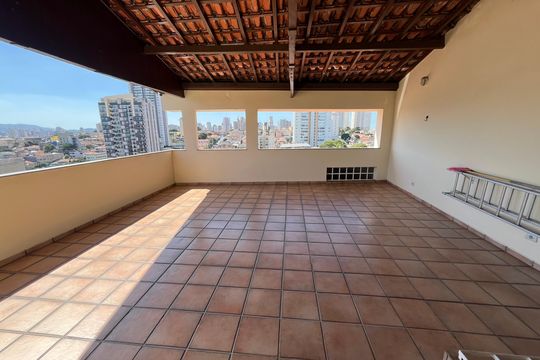 Casa no Parque Peruche com 3 quartos, varanda e permite animais. Ideal para compra. — Varanda