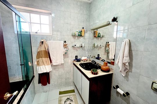 Casa no Parque Peruche com 3 quartos, varanda e permite animais. Ideal para compra. — Banheiro suíte