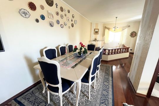 Casa no Parque Peruche com 3 quartos, varanda e permite animais. Ideal para compra. — Sala