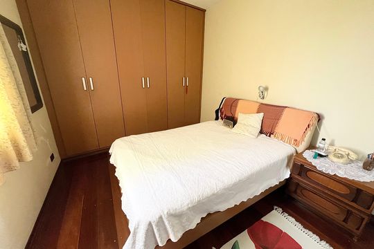Casa no Parque Peruche com 3 quartos, varanda e permite animais. Ideal para compra. — Quarto