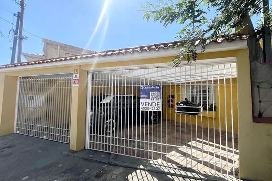 Casa no Parque Peruche com 3 quartos, varanda e permite animais. Ideal para compra. — Fachada