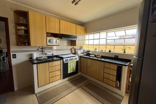 Casa no Parque Peruche com 3 quartos, varanda e permite animais. Ideal para compra. — Cozinha
