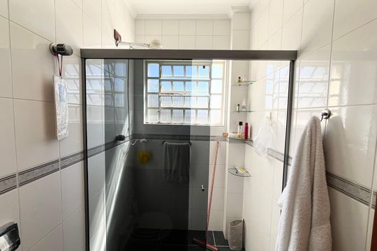 Casa no Parque Peruche com 3 quartos, varanda e permite animais. Ideal para compra. — Banheiro