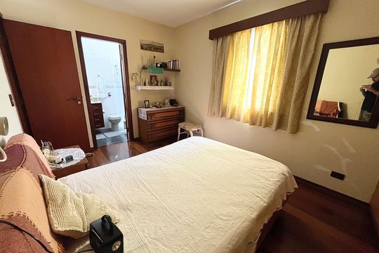 Casa no Parque Peruche com 3 quartos, varanda e permite animais. Ideal para compra. — Quarto