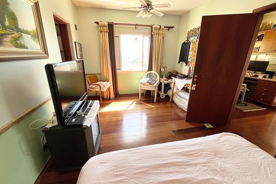 Casa no Parque Peruche com 3 quartos, varanda e permite animais. Ideal para compra. — Suite