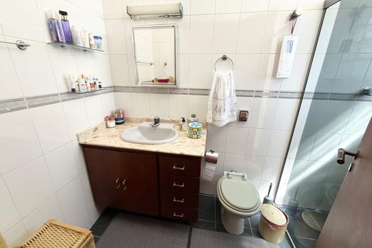 Casa no Parque Peruche com 3 quartos, varanda e permite animais. Ideal para compra. — Banheiro