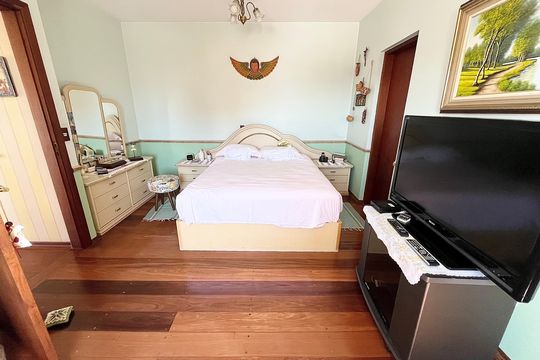 Casa no Parque Peruche com 3 quartos, varanda e permite animais. Ideal para compra. — Suite