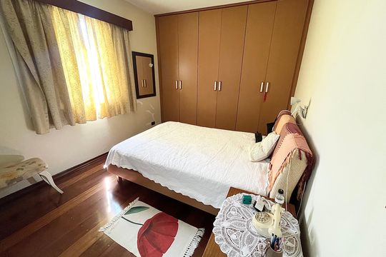 Casa no Parque Peruche com 3 quartos, varanda e permite animais. Ideal para compra. — Quarto