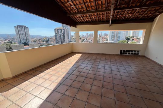 Casa no Parque Peruche com 3 quartos, varanda e permite animais. Ideal para compra. — Varanda
