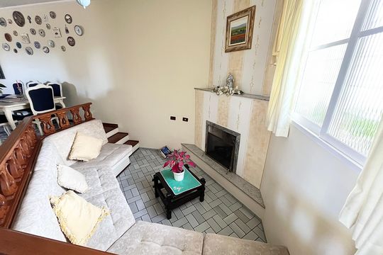 Casa no Parque Peruche com 3 quartos, varanda e permite animais. Ideal para compra. — foto 1