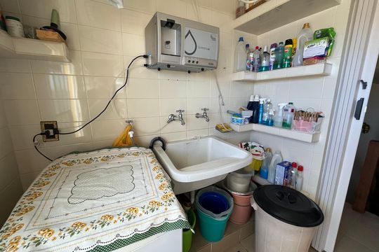 Casa no Parque Peruche com 3 quartos, varanda e permite animais. Ideal para compra. — Área de Serviço