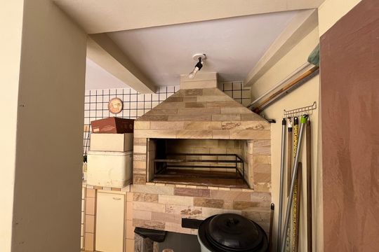 Casa no Parque Peruche com 3 quartos, varanda e permite animais. Ideal para compra. — Churrasqueira