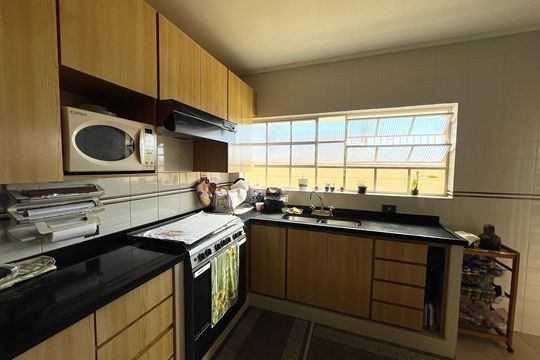Casa no Parque Peruche com 3 quartos, varanda e permite animais. Ideal para compra. — Cozinha