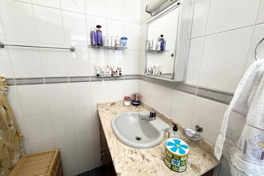 Casa no Parque Peruche com 3 quartos, varanda e permite animais. Ideal para compra. — Banheiro
