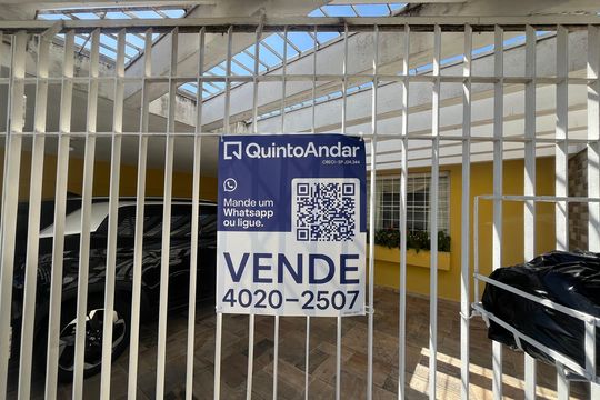 Casa no Parque Peruche com 3 quartos, varanda e permite animais. Ideal para compra. — Fachada - placa instalada
