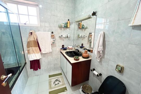 Casa no Parque Peruche com 3 quartos, varanda e permite animais. Ideal para compra. — Banheiro suíte