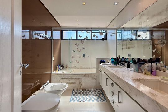 Apartamento à venda em Campo Belo com 5 quartos. — Banheiro Suíte 2