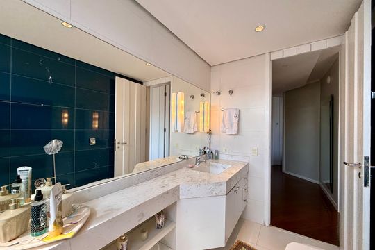 Apartamento à venda em Campo Belo com 5 quartos. — Banheiro Social 