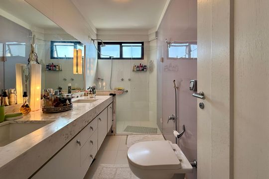 Apartamento à venda em Campo Belo com 5 quartos. — Banheiro Suíte 1