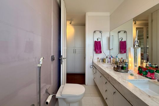Apartamento à venda em Campo Belo com 5 quartos. — Banheiro Suíte 1