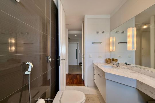 Apartamento à venda em Campo Belo com 5 quartos. — Banheiro Suíte 3