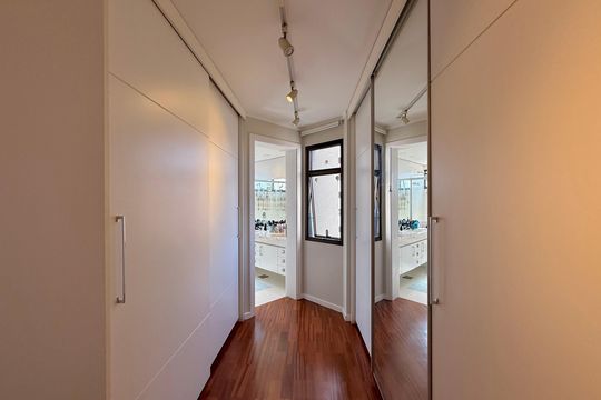 Apartamento à venda em Campo Belo com 5 quartos. — Closet Suíte 2