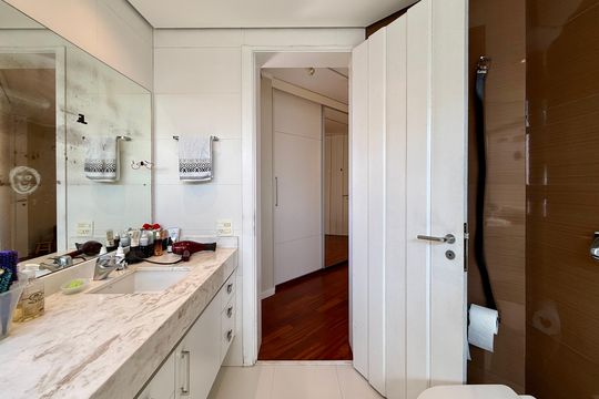Apartamento à venda em Campo Belo com 5 quartos. — Banheiro Suíte 2