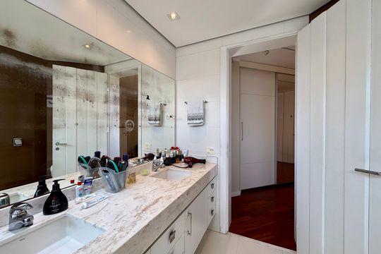Apartamento à venda em Campo Belo com 5 quartos. — Banheiro Suíte 2