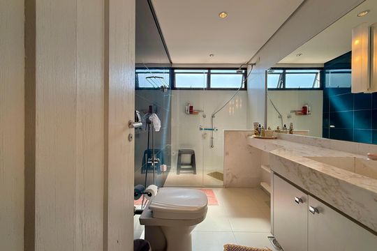 Apartamento à venda em Campo Belo com 5 quartos. — Banheiro Social 